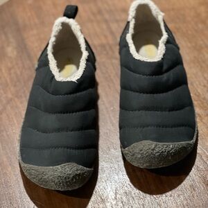 Keen Black Quilted Slip-On Shoes size 7